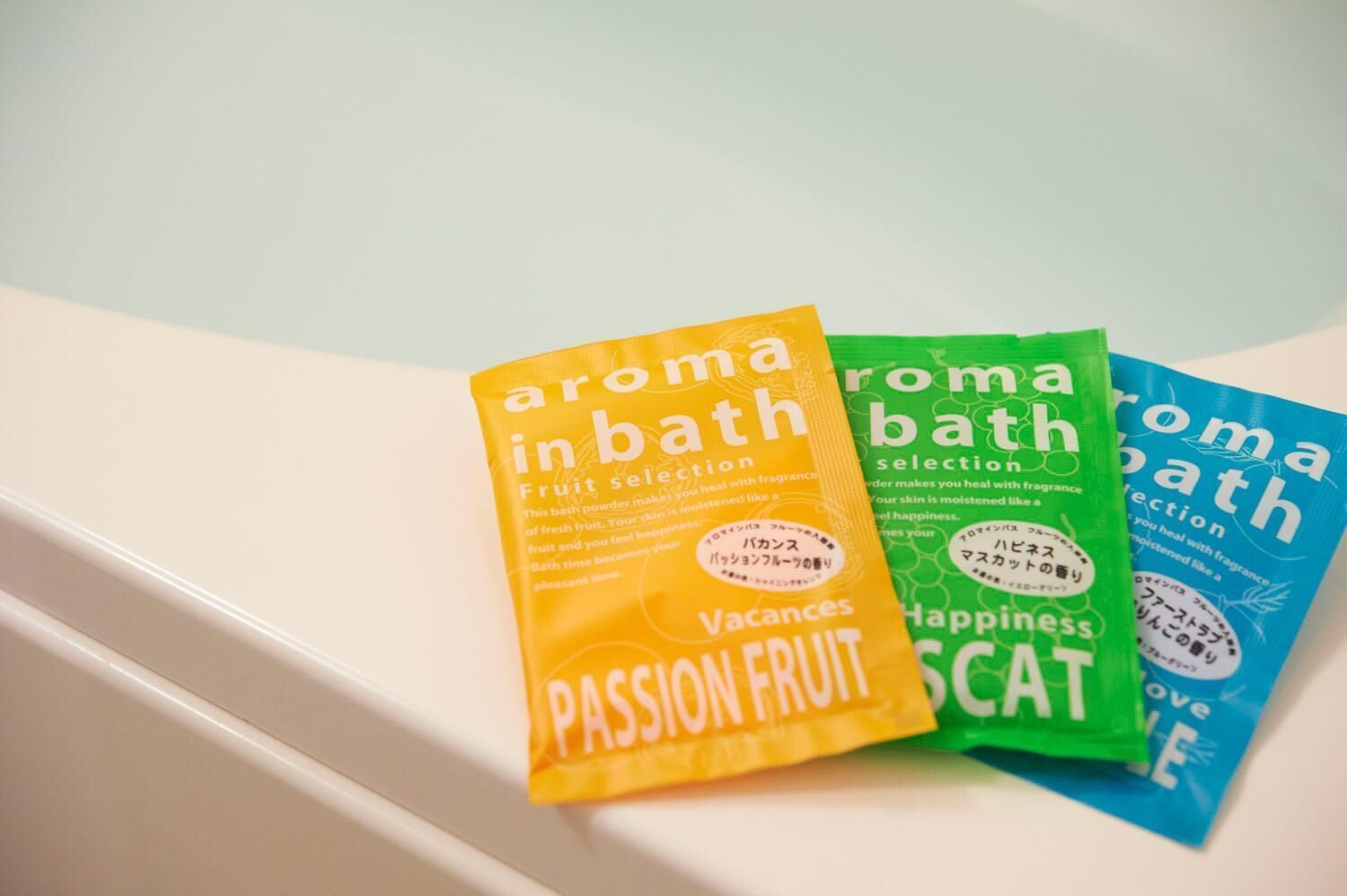 combined shower/bathtub, hair dryer, slippers, bidet