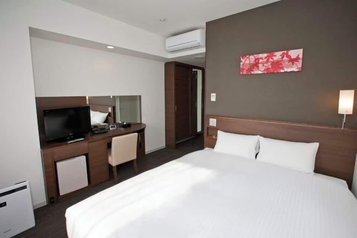 Down duvets, desk, blackout curtains, free WiFi