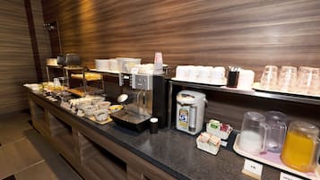 Daily buffet breakfast (JPY 1100 per person)