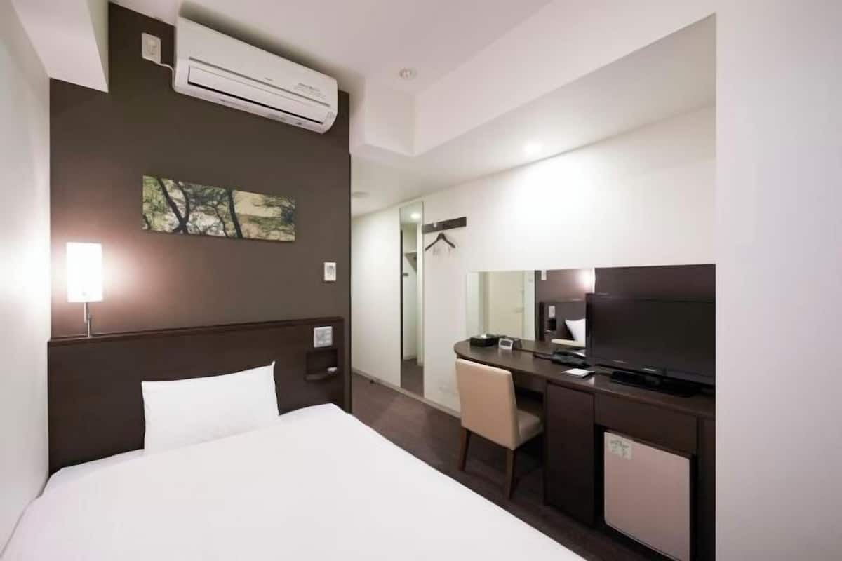 Down duvets, desk, blackout curtains, free WiFi