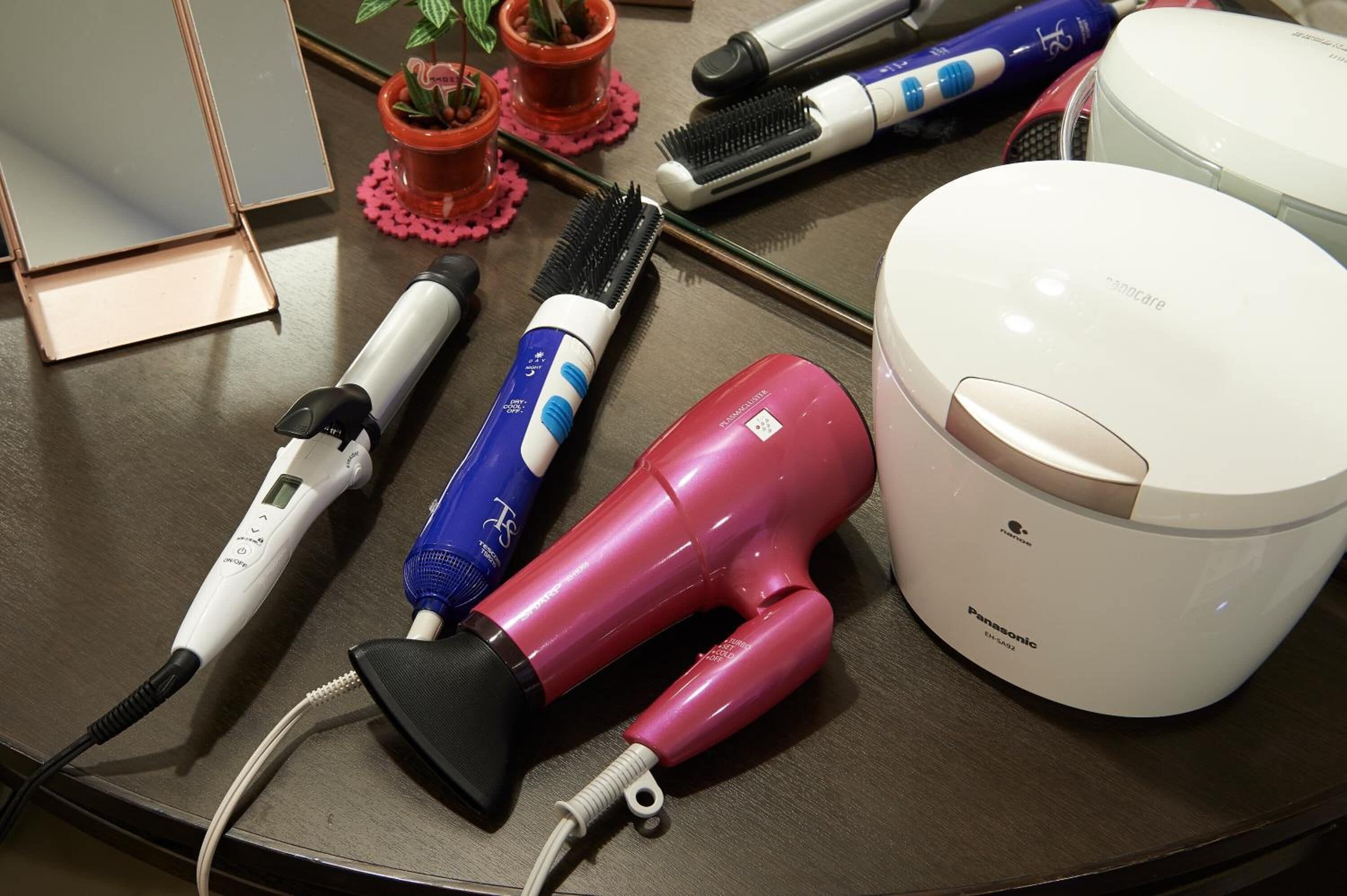 combined shower/bathtub, hair dryer, slippers, bidet