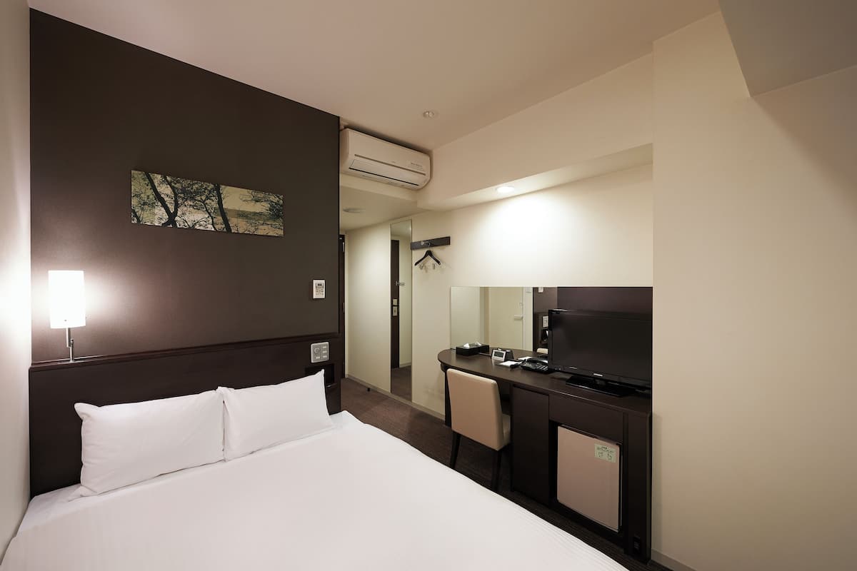 Down duvets, desk, blackout curtains, free WiFi