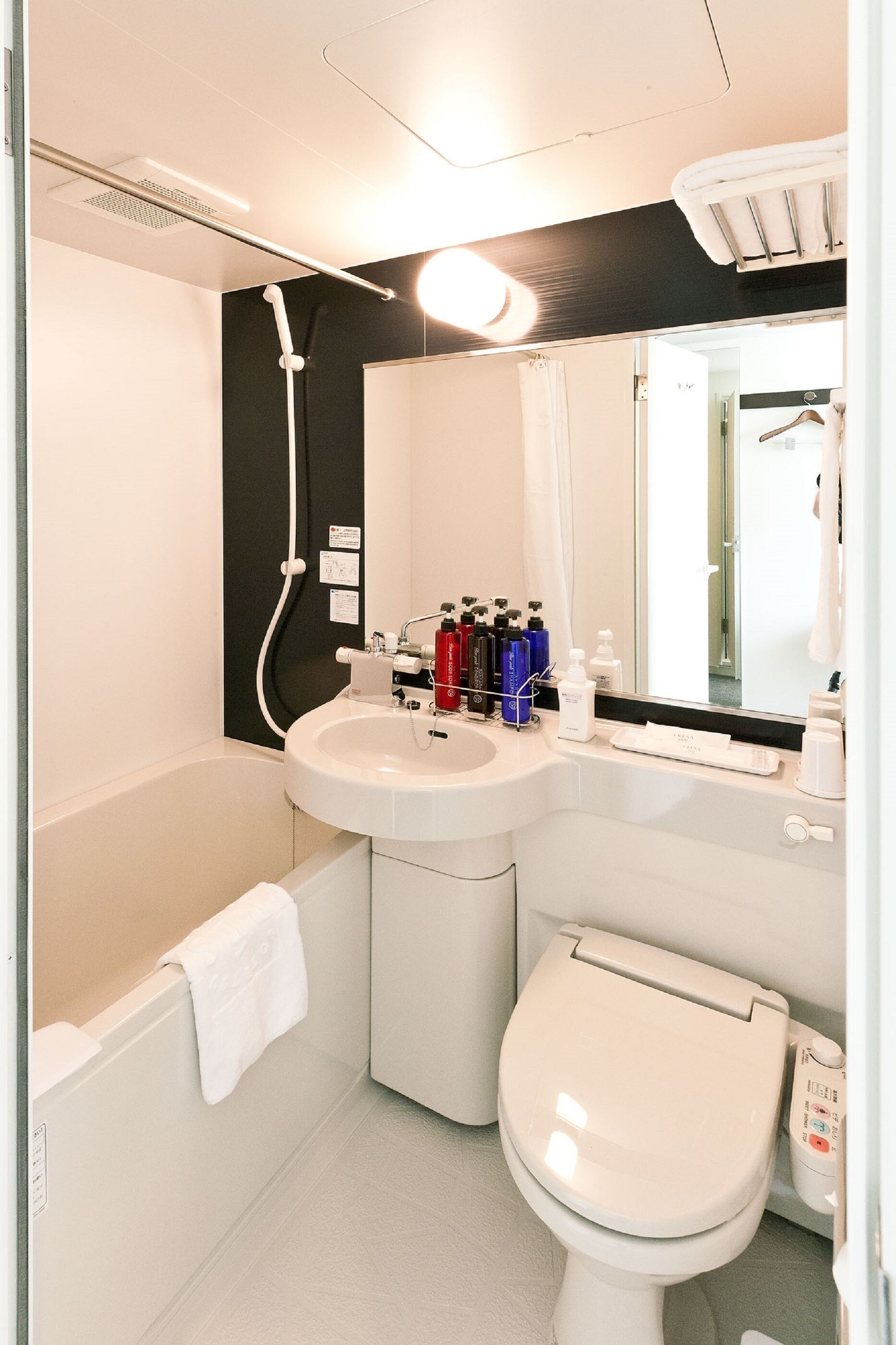 combined shower/bathtub, hair dryer, slippers, bidet