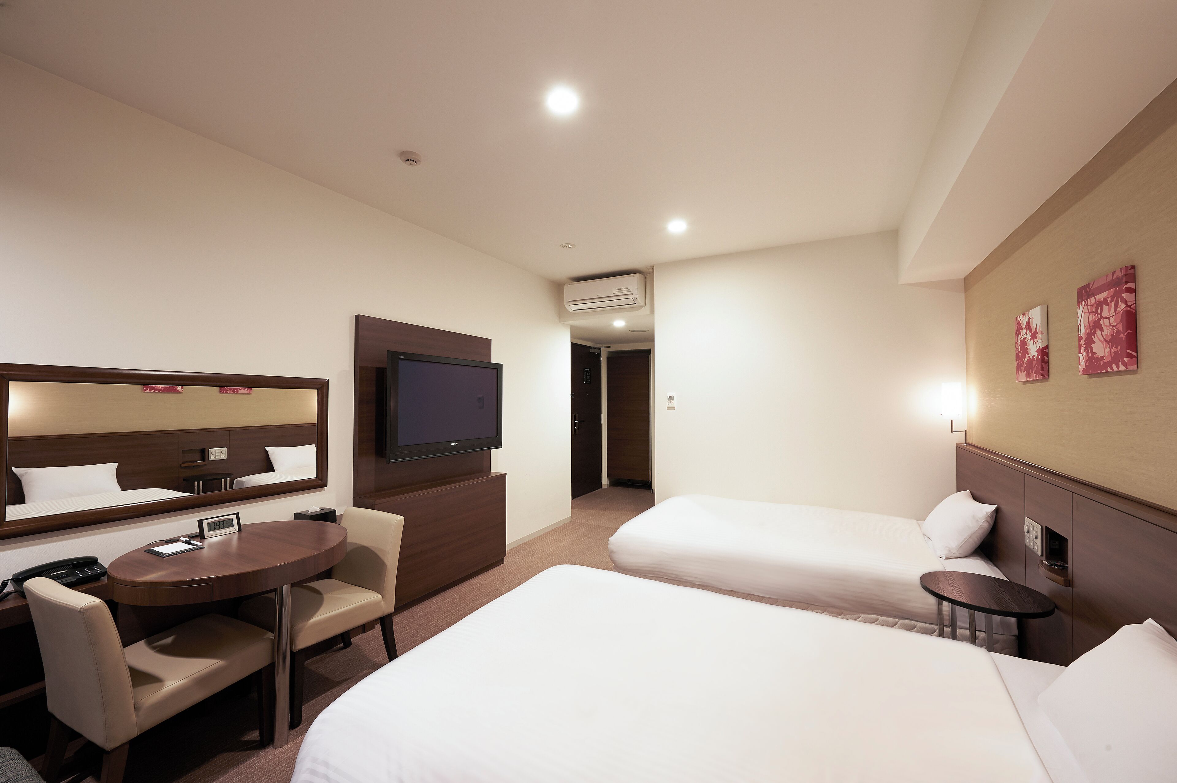 [non-smoking] deluxe twin room | down duvets, desk, blackout curtains, free wifi