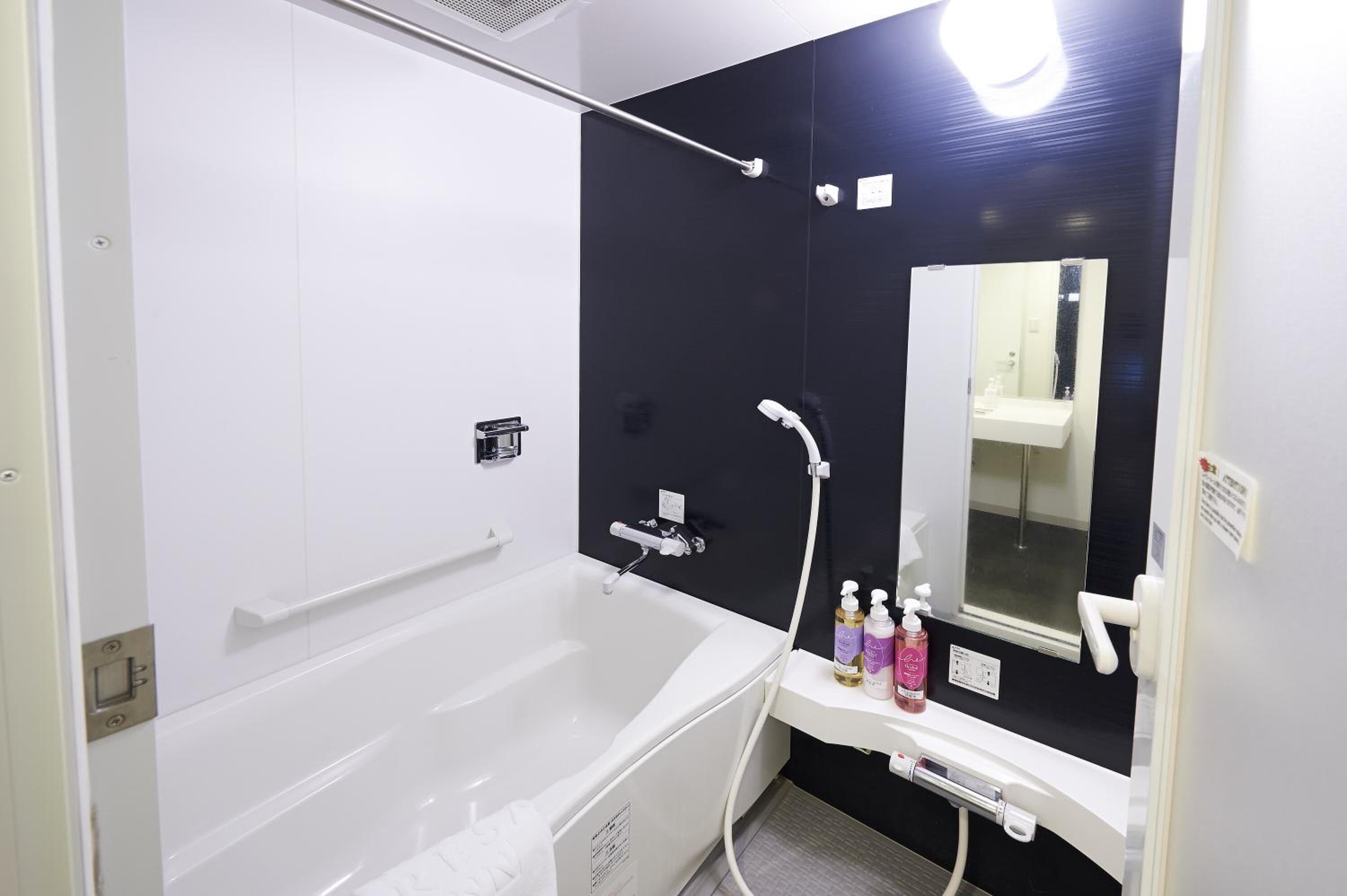 [non-smoking] deluxe twin room | bathroom | combined shower/bathtub, hair dryer, slippers, bidet