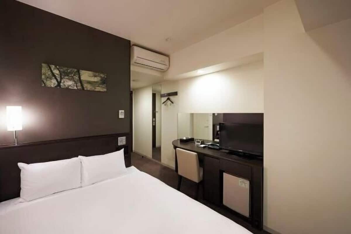 Down duvets, desk, blackout curtains, free WiFi