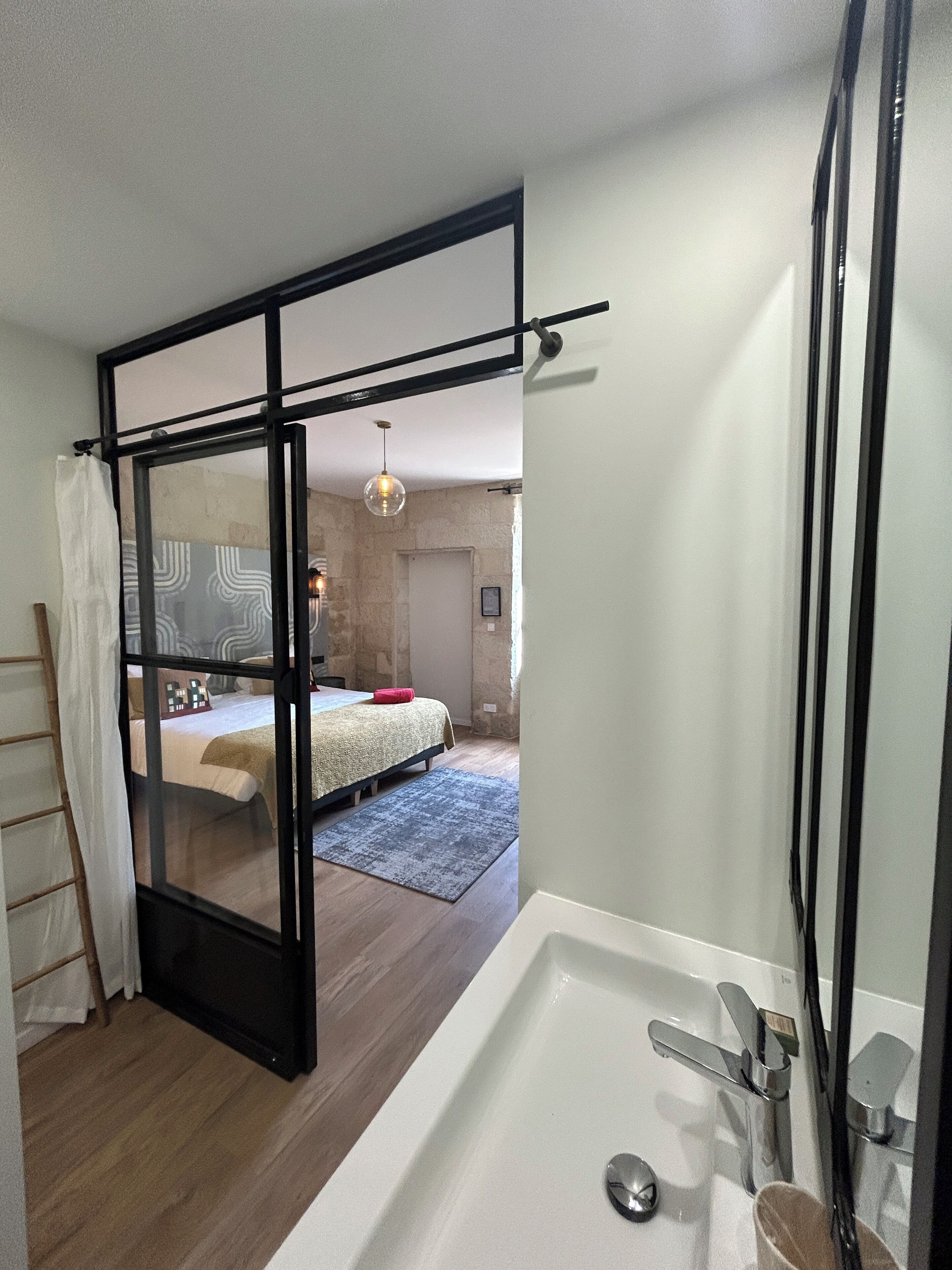 Une salle de bain moderne avec un grand lavabo et une douche.