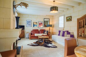 Family House, 2 Bedrooms, Non Smoking, Pool Access | Living area