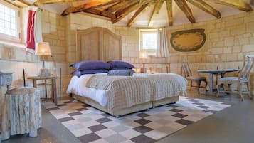 Luxe suite | Luxe beddengoed, een minibar, verduisterende gordijnen