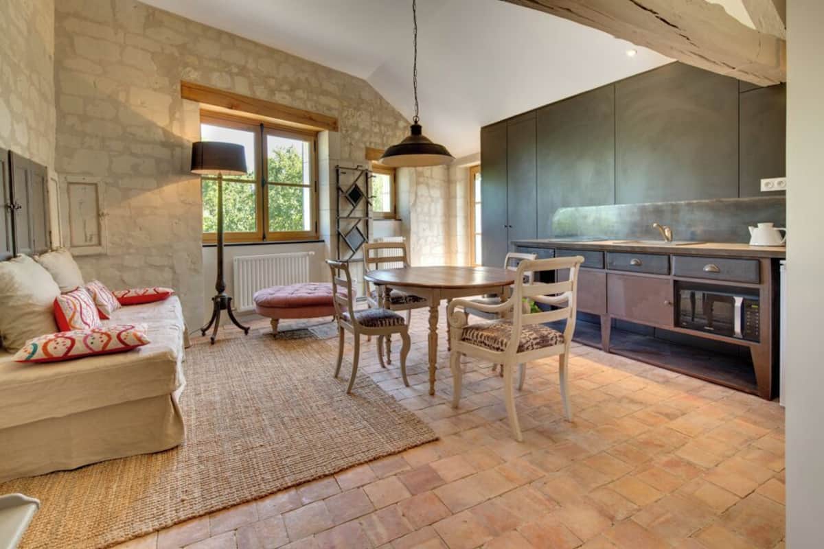 Maison Perriere - Suite 2 Chambres | Living area | 20-inch TV with digital channels, Netflix, streaming services