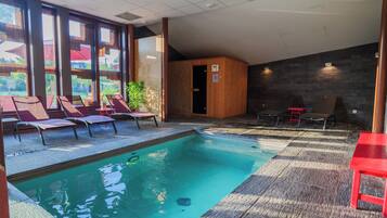 2 kolam renang indoor dan kolam renang outdoor musiman