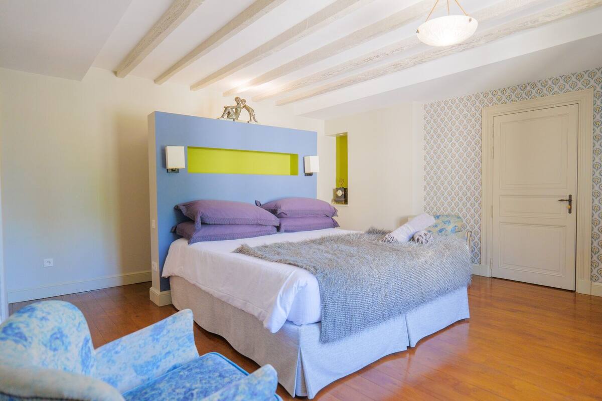 Habitación Deluxe, vista a la alberca | Ropa de cama de alta calidad, minibar y cortinas blackout 