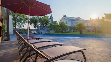 2 piscines couvertes, piscine extérieure (ouverte en saison)