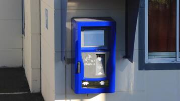 Een servicekiosk, 24 uur per dag, 7 dagen per week, met een blauwe geldautomaat.