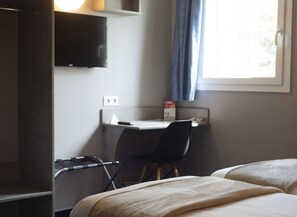 Zweibettzimmer | Schreibtisch, schallisolierte Zimmer, Bügeleisen/Bügelbrett, Babybetten