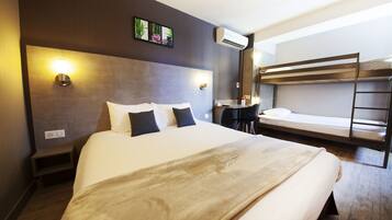 Perhehuone | Työpöytä, äänieristys, silitysrauta/-lauta, vauvansängyt