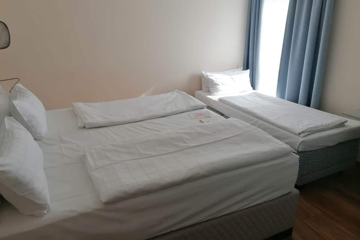 triple room | hypo-allergenic bedding, down duvets, minibar, desk