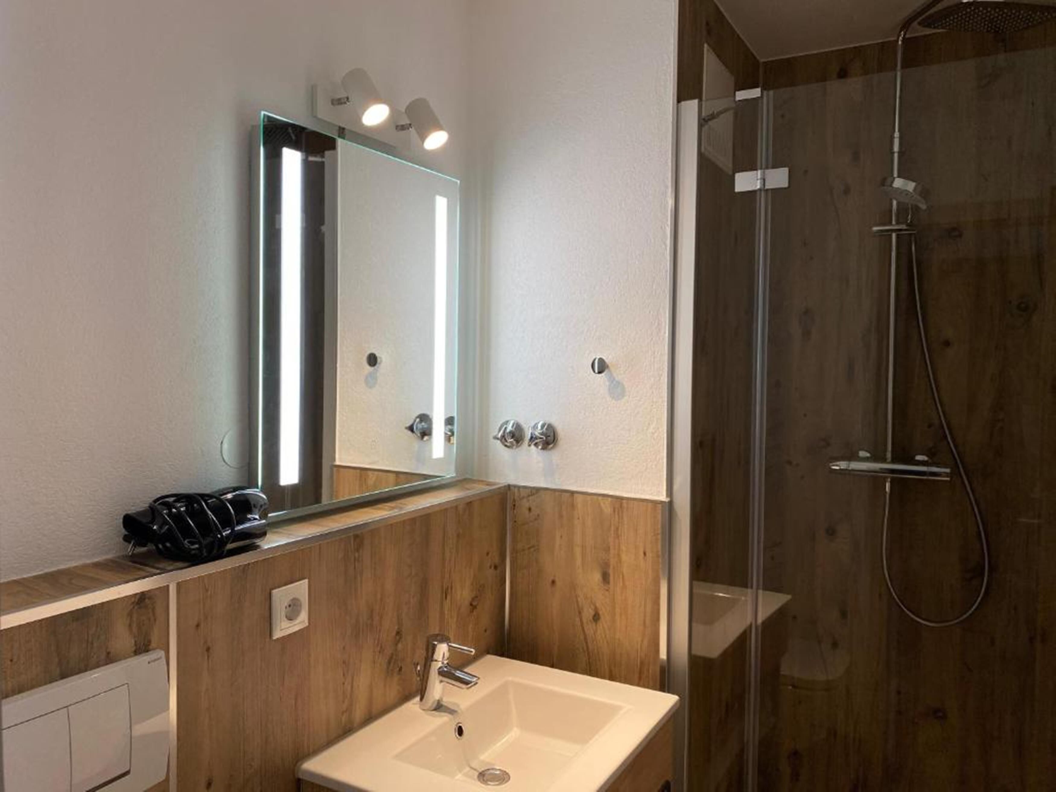 quadruple room | bathroom | shower, free toiletries, hair dryer, towels