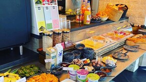 朝食 (ビュッフェ)、毎日提供 (無料)