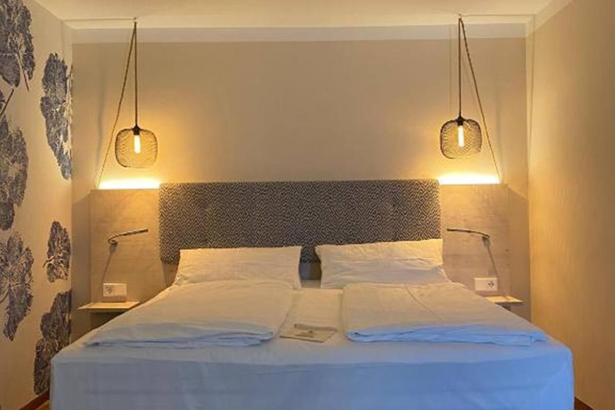 double room | hypo-allergenic bedding, down duvets, minibar, desk