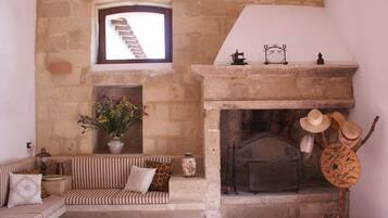 House, 2 Bedrooms, 2 Bathrooms | Living area