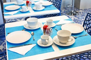 Café da manhã continental todos os dias mediante uma taxa