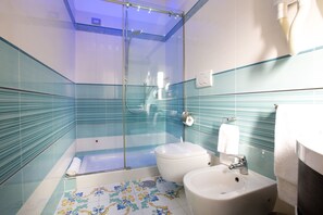 Habitación Deluxe | Baño | Ducha y cabezal de ducha tipo lluvia