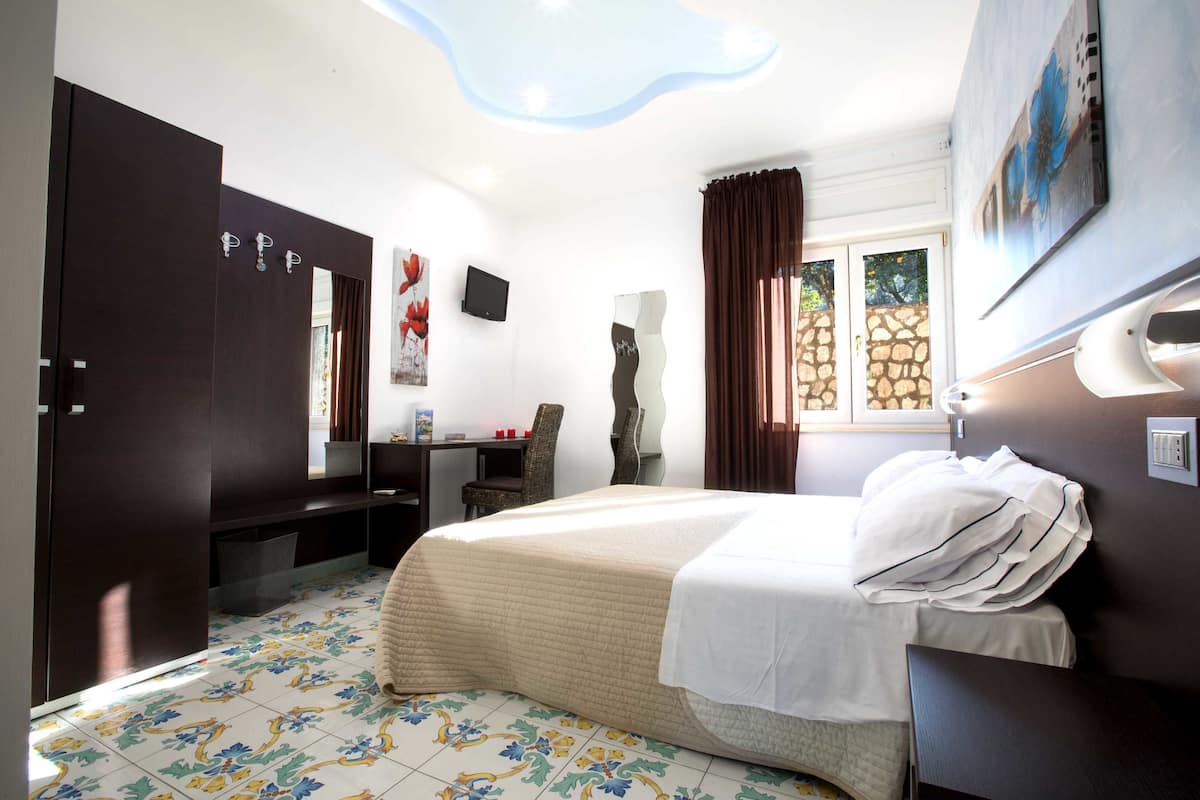 Classic Double Room, 3 Bedrooms | 1 bedroom, Frette Italian sheets, hypo-allergenic bedding, in-room safe