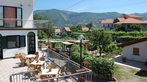 Um terraço com área de estar ao ar livre e vista para a paisagem circundante.