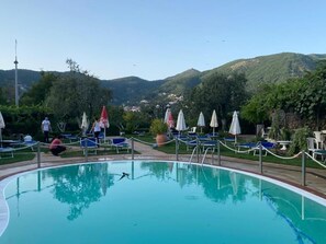 Piscina externa sazonal, guarda-sóis, espreguiçadeiras