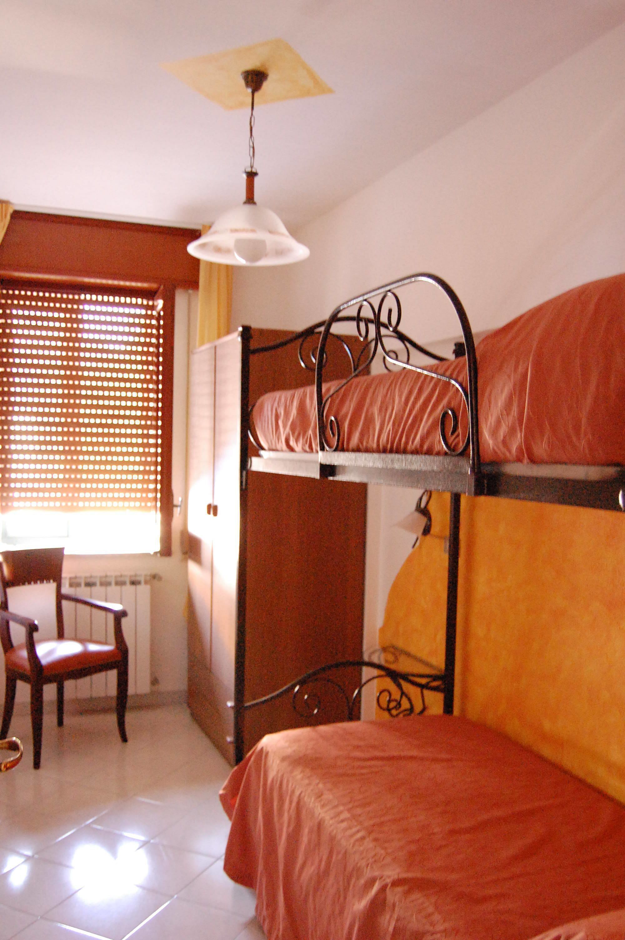 Chăn bông, minibar, bàn, nôi/giường cho trẻ sơ sinh (phụ phí) 