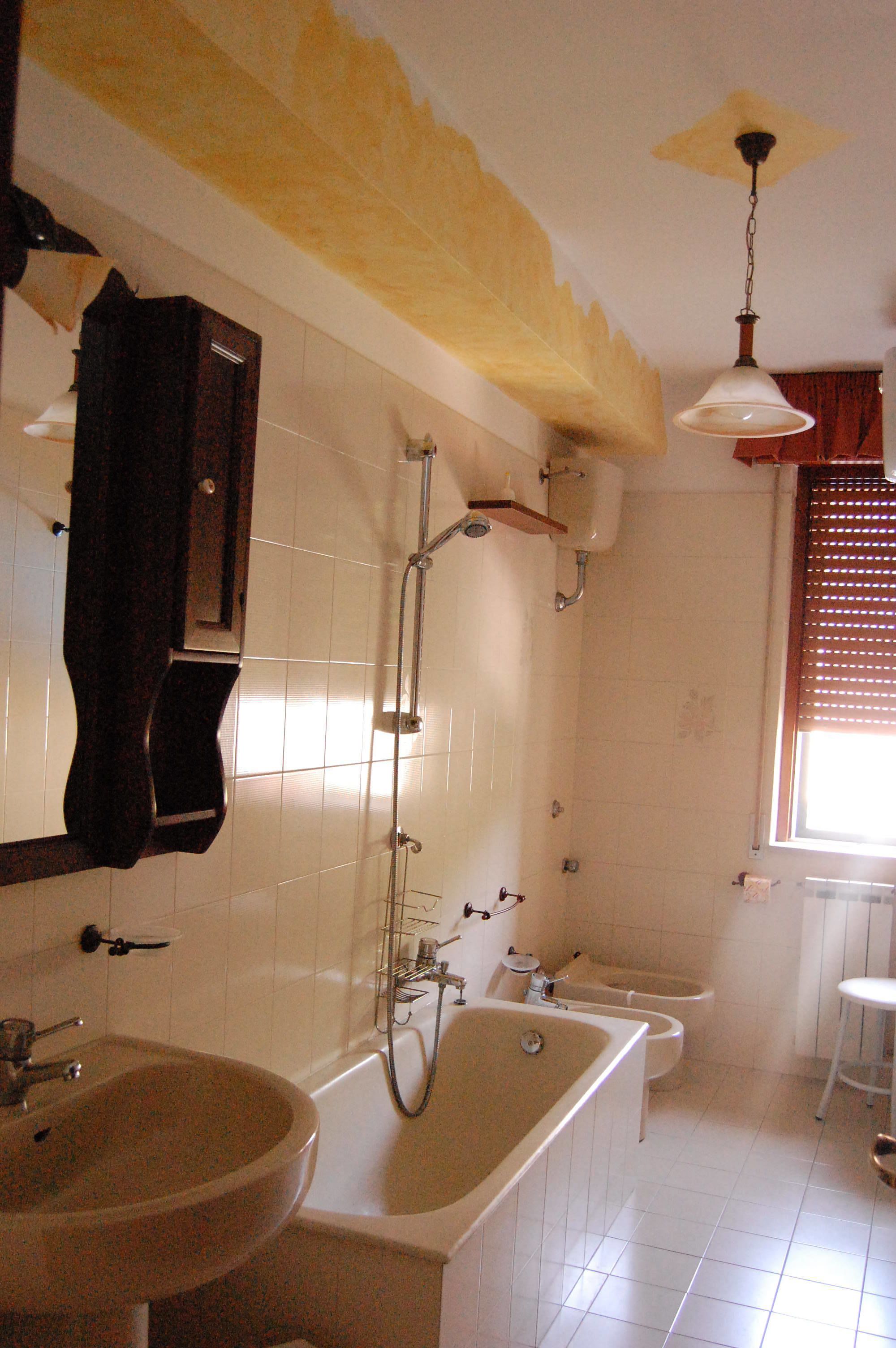 Ein Badezimmer mit Badewanne, Waschbecken und Toilette.
