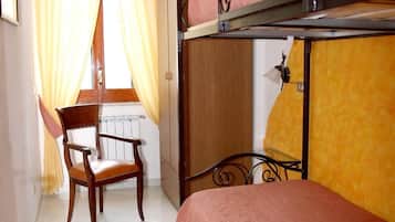 Cobrellits, minibar, escriptori i bressols