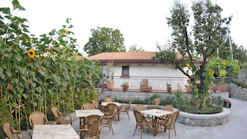 Aperto a pranzo e cena, cucina locale