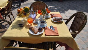 Déjeuner et dîner servis sur place