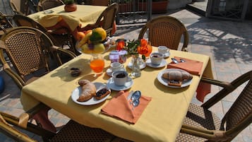 Desayuno continental gratuito y diario
