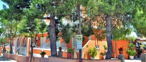 Vista frontal de la propiedad