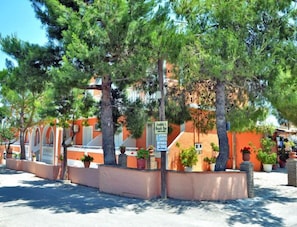 Ein Hotel mit Strandbar, Außenbereich und Topfpflanzen.