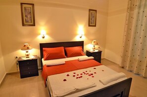 In-room safe, soundproofing, rollaway beds, free WiFi - Neraida Studios (Zakynthos)