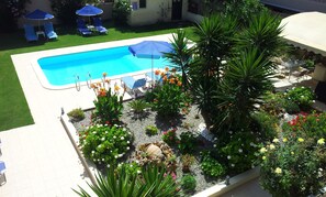 Seasonal outdoor pool, pool umbrellas, sun loungers - Nicolas Studios & Apartments (Chania)