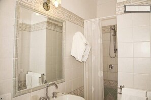 Ducha, artículos de higiene personal gratuitos, secador de pelo y bidé