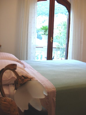 Seprai premium, selimut bulu angsa, minibar, dan brankas