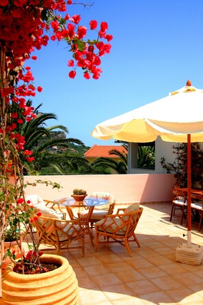 Terrace/patio - Villa Phoenix Apartments & Studios (Zakynthos)