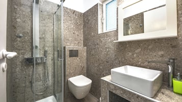Studio, 1 Bedroom | Bathroom | Towels