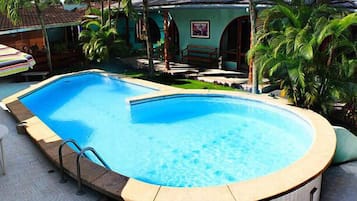 Piscine extérieure, parasols de plage