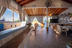 Déjeuner, dîner et souper servis sur place; cuisine grecque 