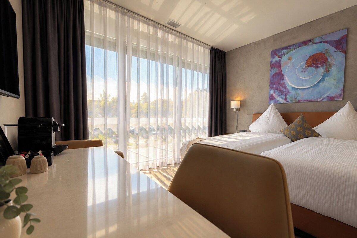 Habitación superior con 2 camas individuales | Ropa de cama hipoalergénica, minibar, caja fuerte y cortinas opacas
