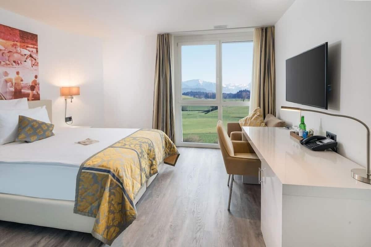 Hypo-allergenic bedding, minibar, in-room safe, blackout curtains