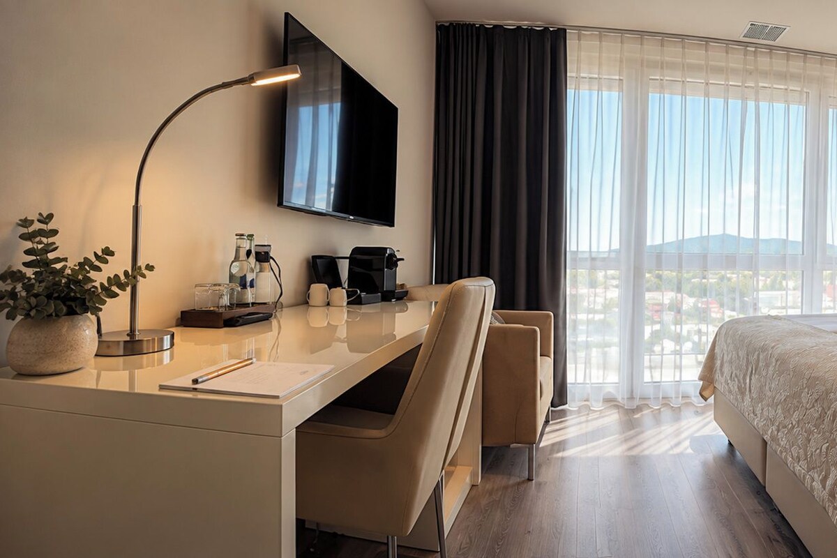 Habitación doble superior | Ropa de cama hipoalergénica, minibar, caja fuerte y cortinas opacas