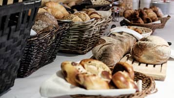 Daily buffet breakfast (CHF 24 per person)